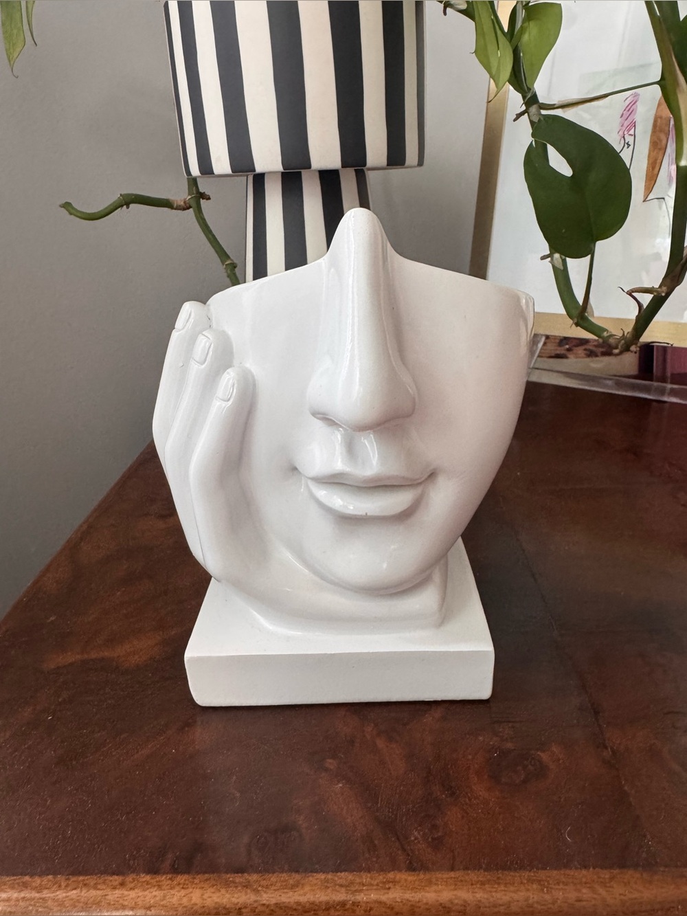 Resin glasses or sunglasses holder face sculpture